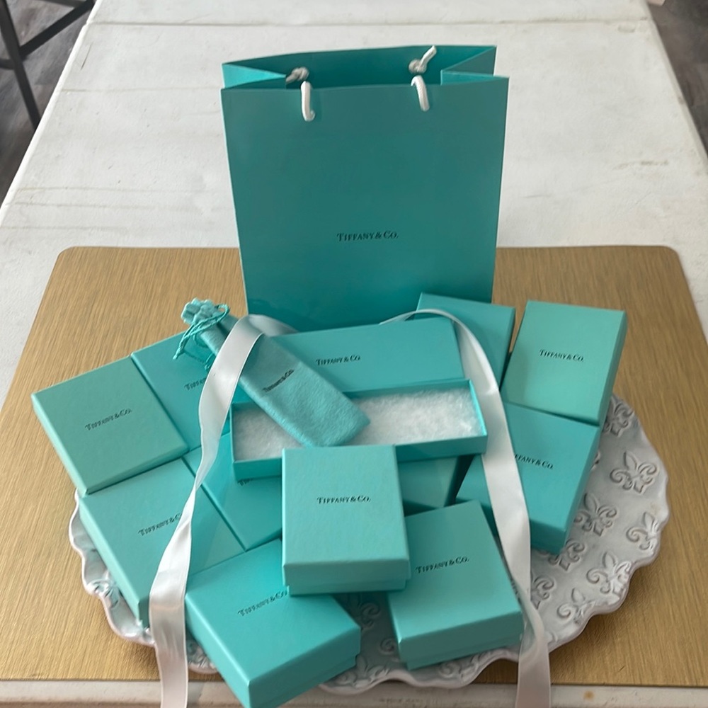 Bundle of Tiffany gifting gear!!!